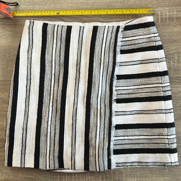 WILLOW & THREAD mini skirt - Picture 1 of 5